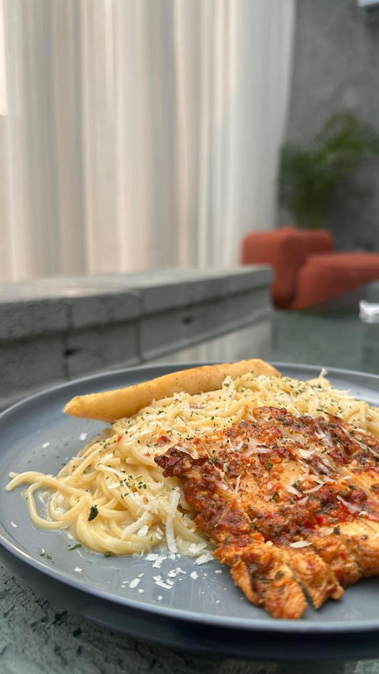 PARMESAN BUTTER SPAGHETTI WITH GRILL CHICKEN AND GARLIC BREAD